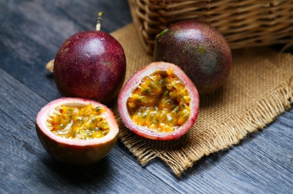 Primeur proposant à la vente des fruits de la passion frais La Réunion 