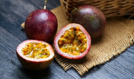 Primeur proposant à la vente des fruits de la passion frais La Réunion 
